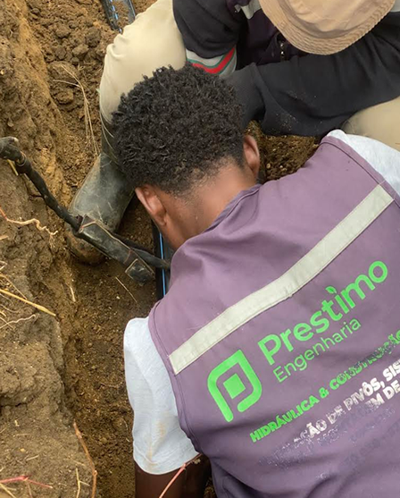 Técnico da Prestimo Engenharia durante a reparação da tubagem